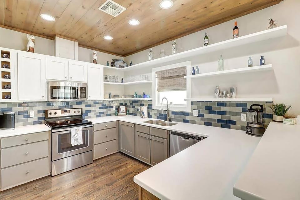 Private Pool ~ Game Room ~ Sleeps 14 ~Walk to DT House in Port Aransas