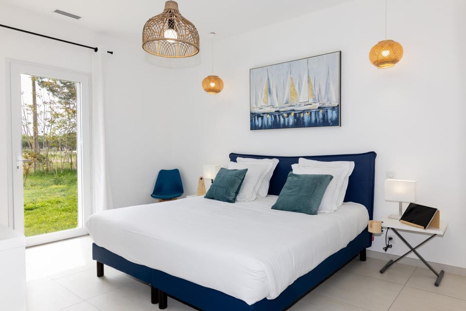 Photo of the whole room, Bedroom