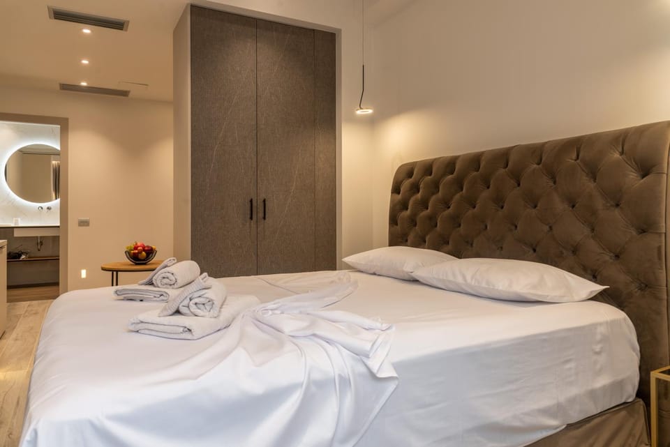 Bed, Photo of the whole room, Decorative detail, wardrobe