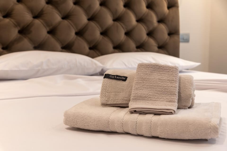 Bed, Bedroom, towels