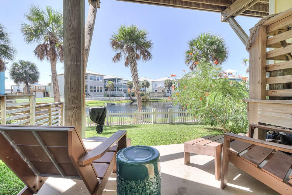 Sun Loungers Pool BBQ Balcony House in Port Aransas