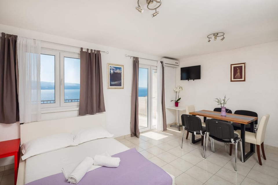 Bed, TV and multimedia, Dining area, Sea view, towels, air conditioner