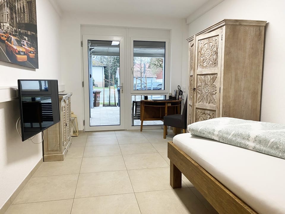 Bed, TV and multimedia, Balcony/Terrace, Kitchen or kitchenette, Photo of the whole room, Bedroom