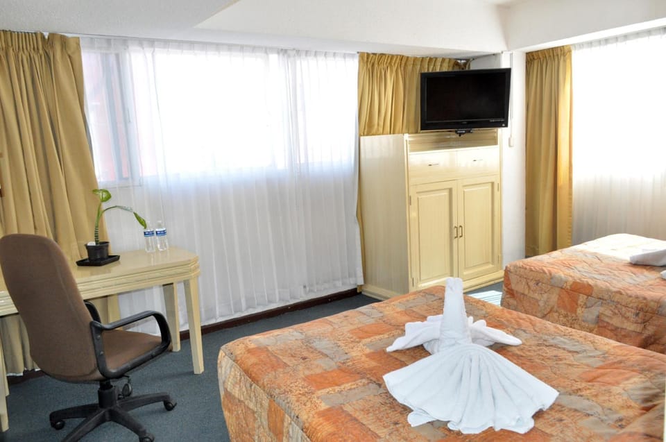 Staff, Staff, Bed, TV and multimedia, Living room, Photo of the whole room, Seating area, Family, Family