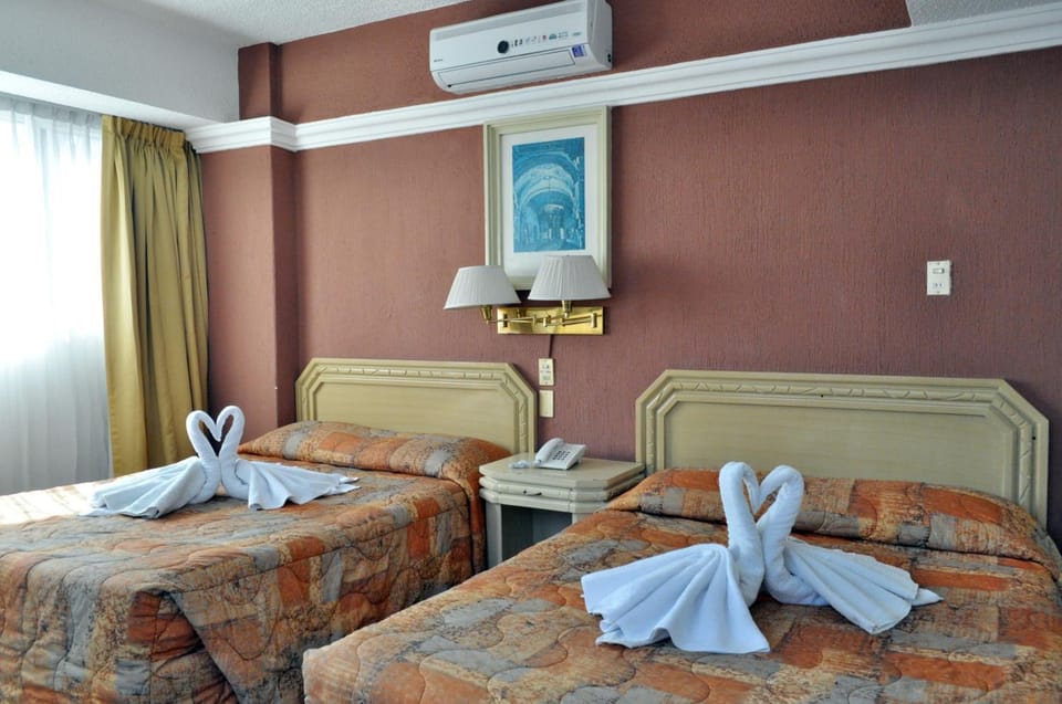 Toilet, Staff, Staff, Bed, TV and multimedia, Photo of the whole room, Bedroom, Family, Family