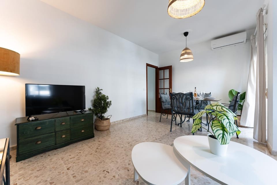 TV and multimedia, Living room, Seating area, Dining area, Evening entertainment, air conditioner