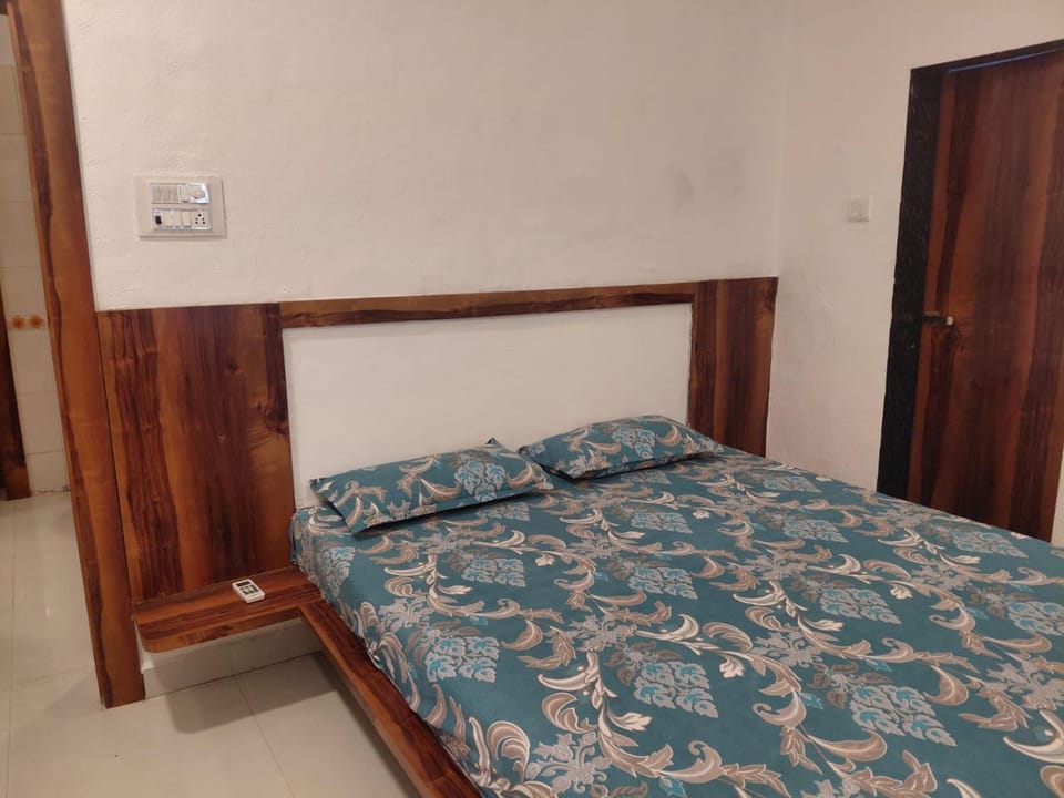 The White House Retreat Poolvilla House in Maharashtra