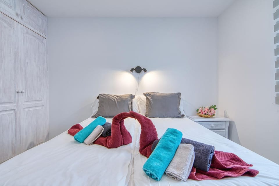 Bed, Photo of the whole room, Bedroom, towels