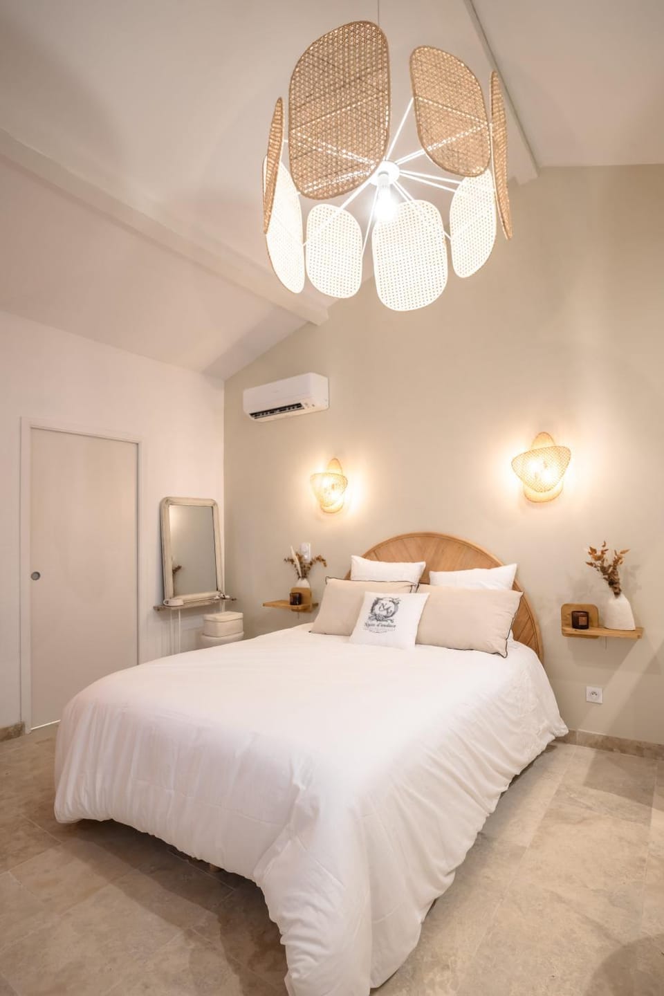 Photo of the whole room, Bedroom, air conditioner