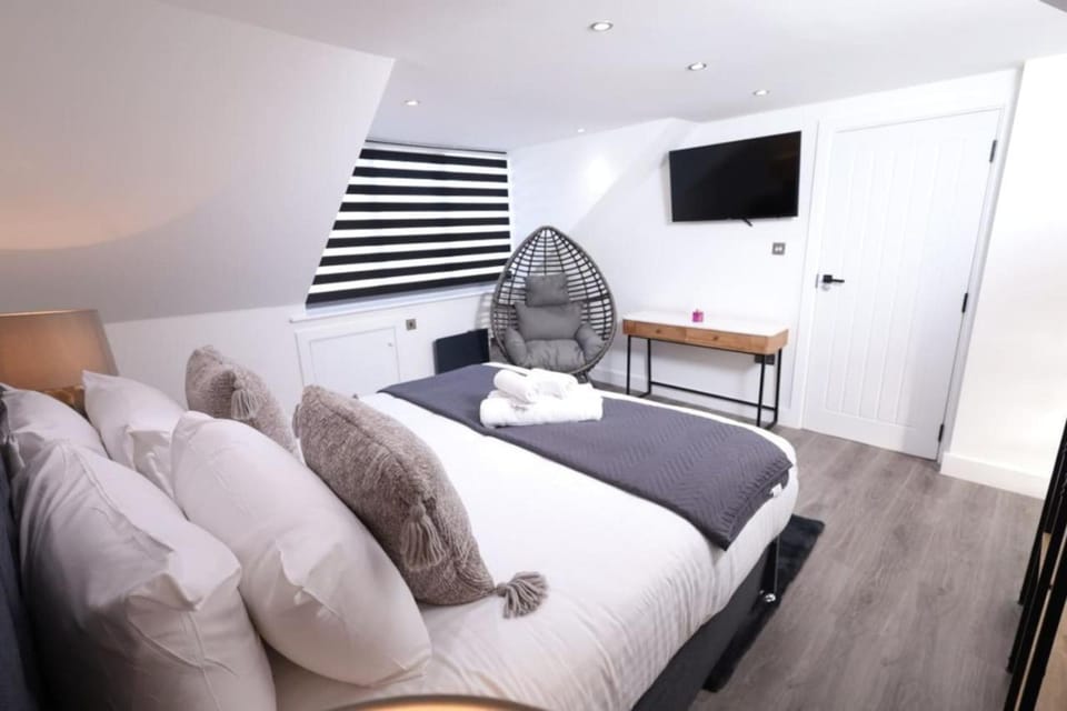 Bed, Bedroom, towels