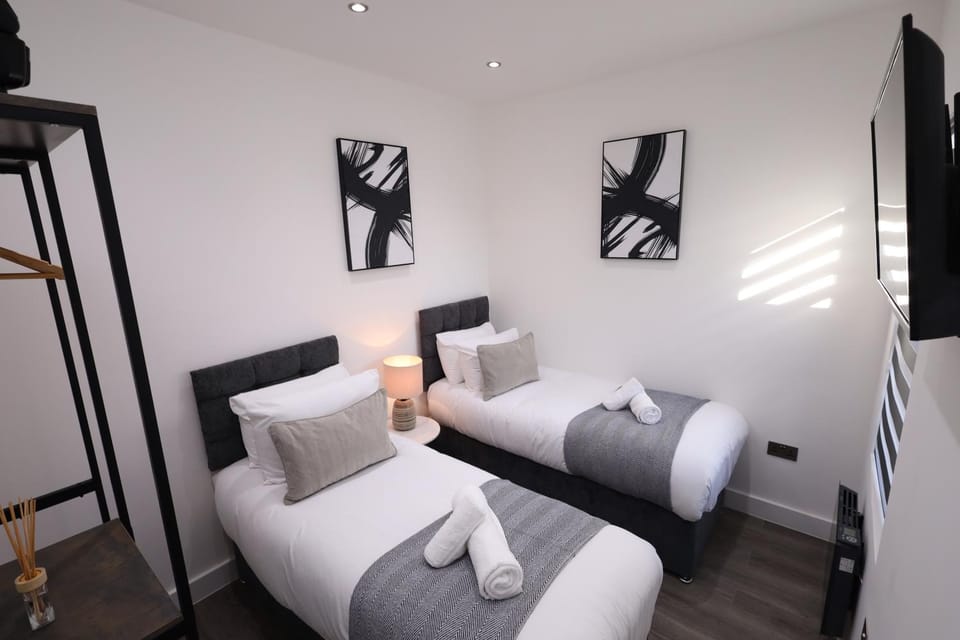 Bed, TV and multimedia, Bedroom