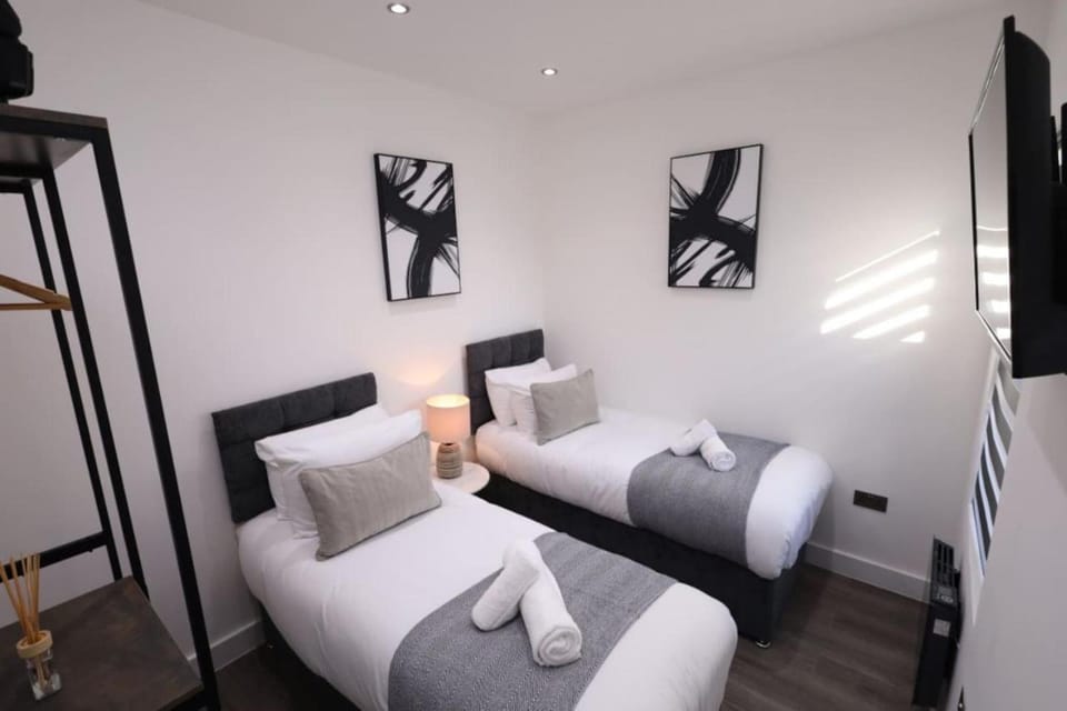 Bed, TV and multimedia, Photo of the whole room, Bedroom, towels