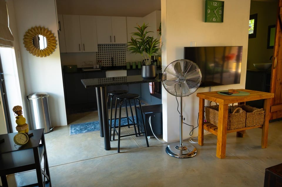 Kitchen or kitchenette, Dining area, fireplace