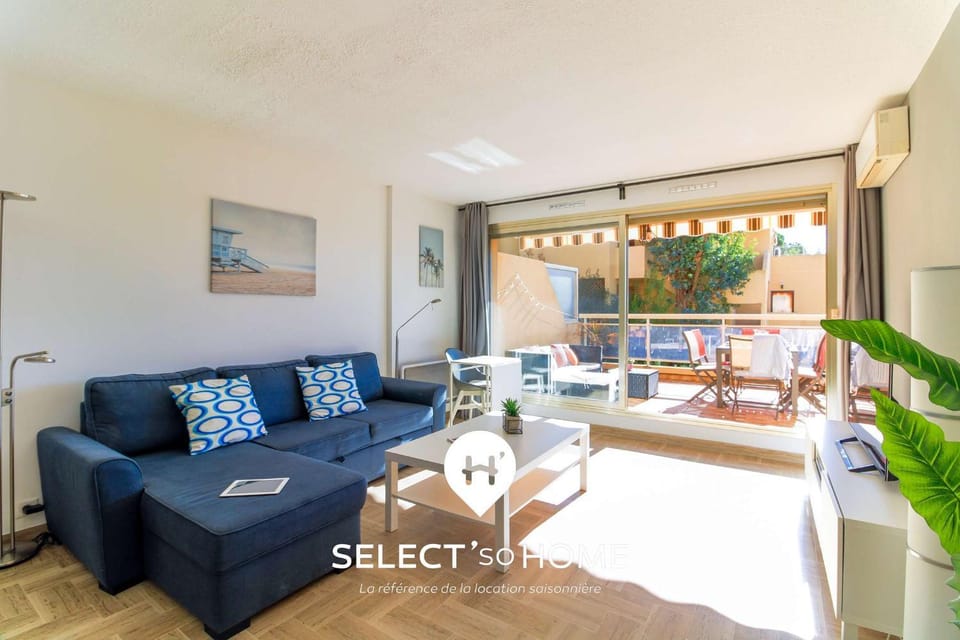 Day, View (from property/room), Living room, Seating area, Dining area