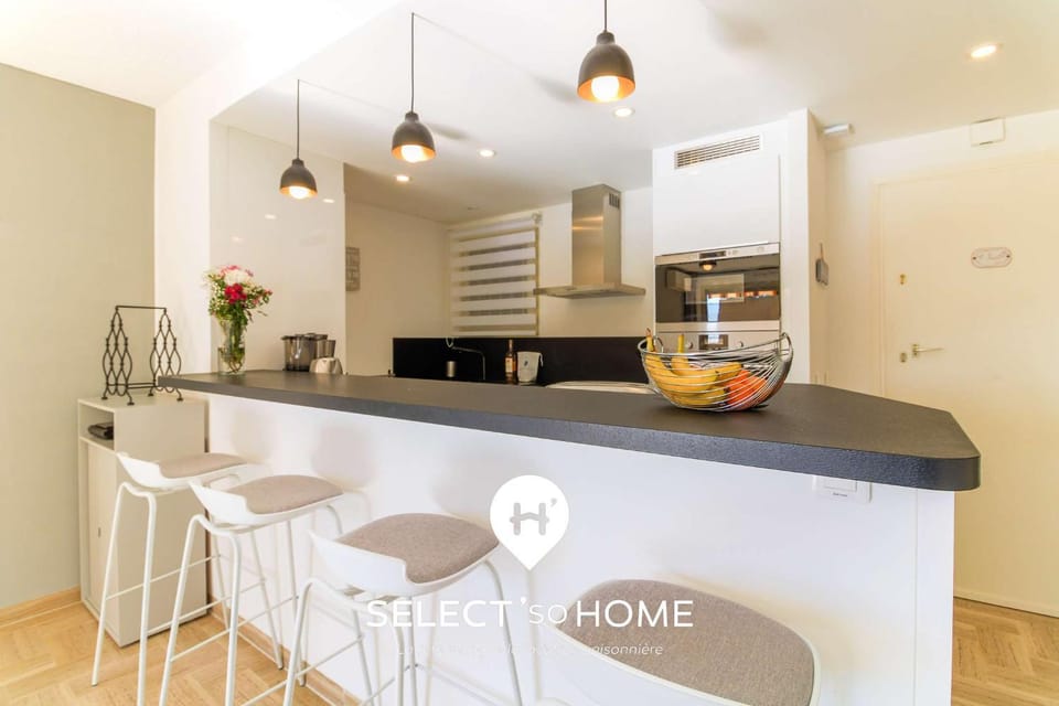 Coffee/tea facilities, Kitchen or kitchenette, Dining area, stove, toaster