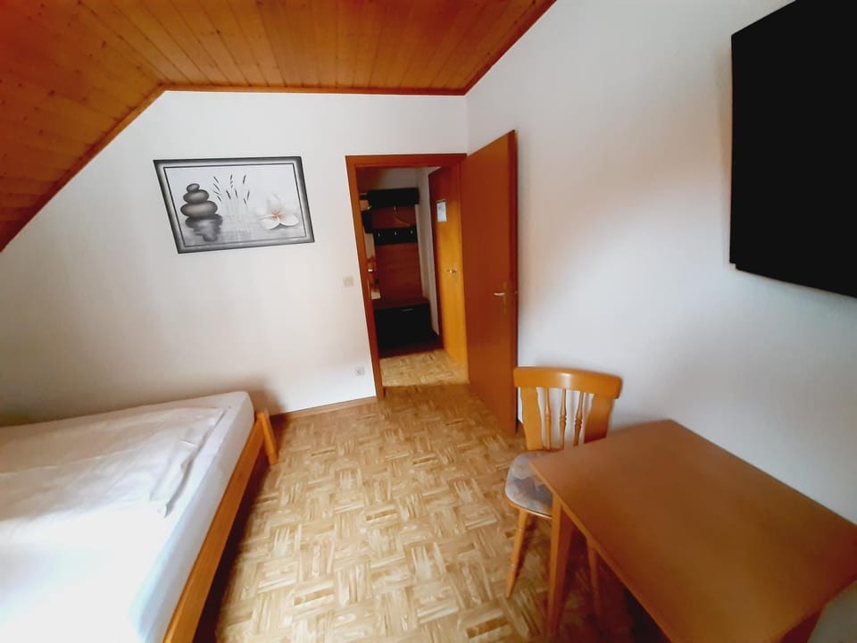 Bed, TV and multimedia, Photo of the whole room, Seating area, Bedroom