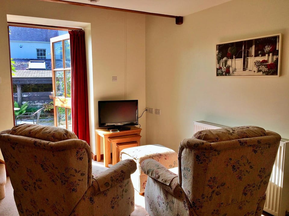 Communal lounge/ TV room, TV and multimedia, Living room, Seating area