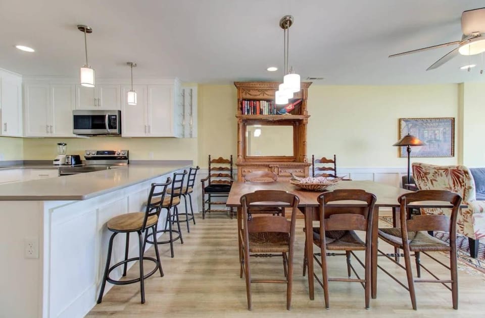 Kitchen or kitchenette, Seating area, Dining area, microwave