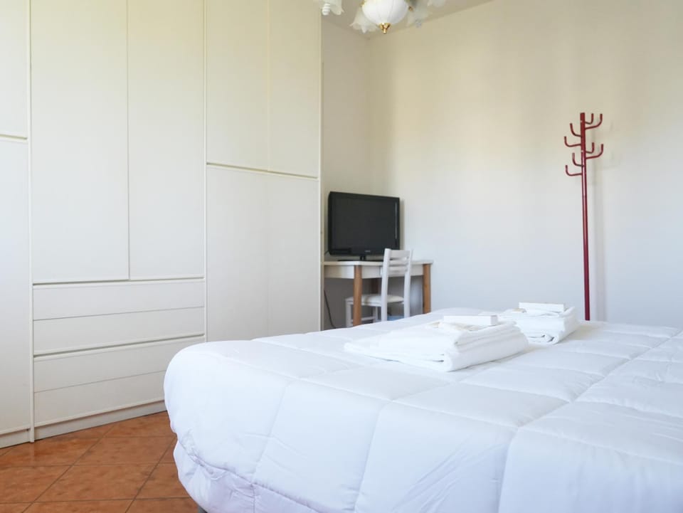 Bed, TV and multimedia, Photo of the whole room, Evening entertainment, Bedroom