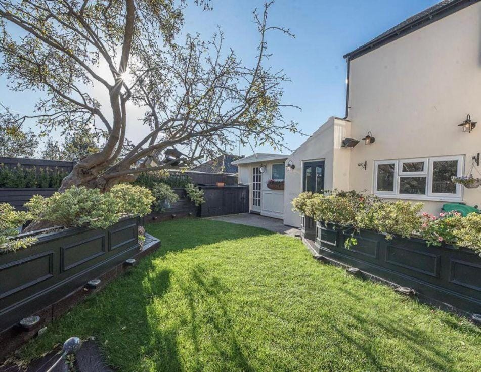 Beautiful 4 Bed Beach House - Pool table & Parking - By Tempstay House in Lowestoft
