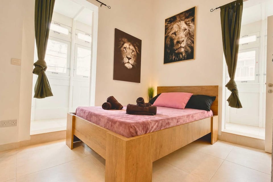 Sliema Cozy Townhouse with Rooftop View, Prime Spot House in Sliema