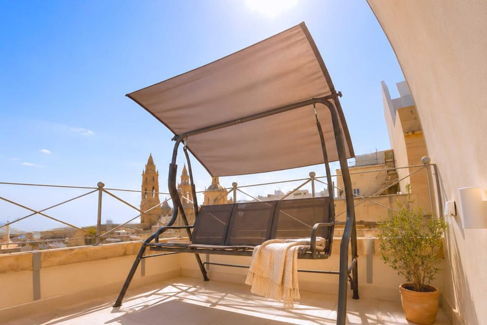 Sliema Cozy Townhouse with Rooftop View, Prime Spot House in Sliema