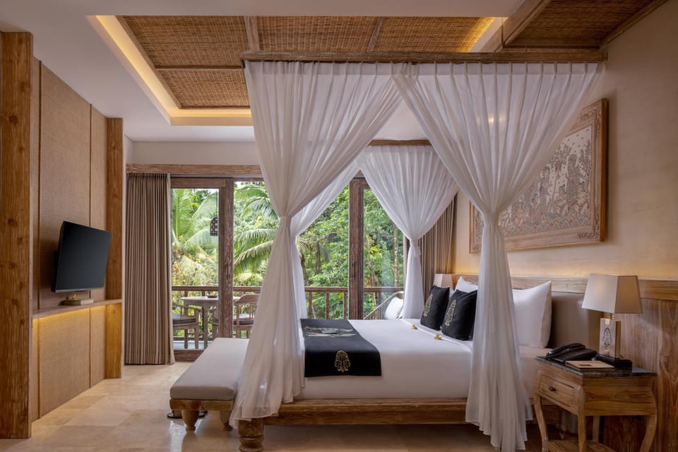 Bed, TV and multimedia, Bedroom
