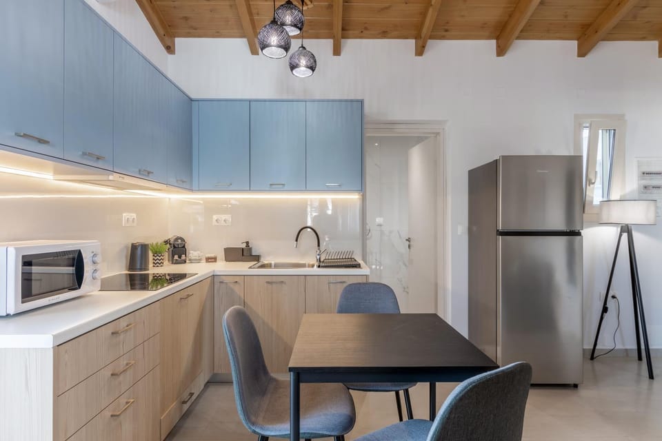 Kitchen or kitchenette, Dining area, minibar, stove