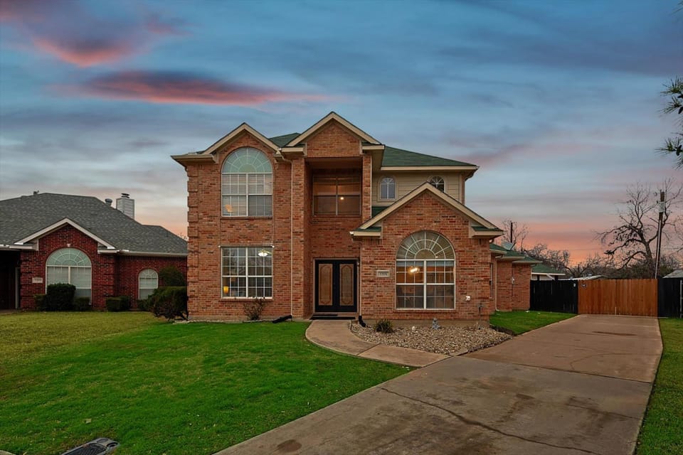 Immaculate 5BR 2,5BA Holiday Home with Pool House in Irving