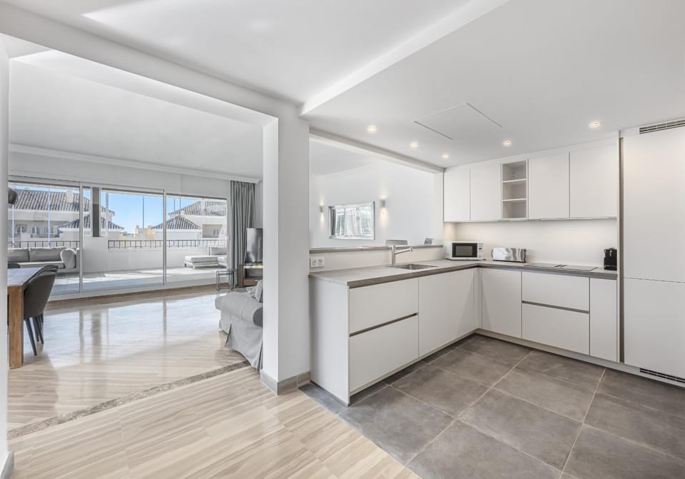 Amazing 4Br Apart. Parking, Pool, Close to the Sea Apartment in Marbella