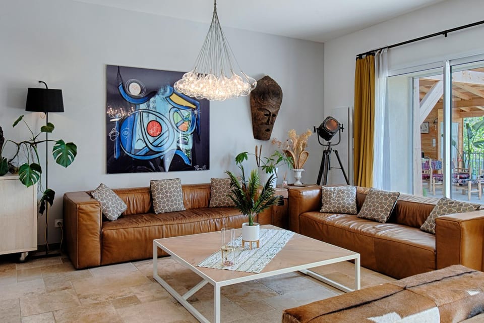 TV and multimedia, Living room, Decorative detail, Seating area, Garden view, Pool view