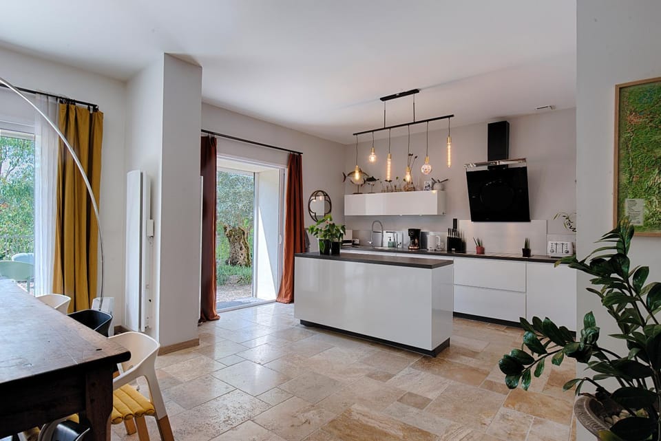 Patio, Kitchen or kitchenette, Dining area, internet, stove