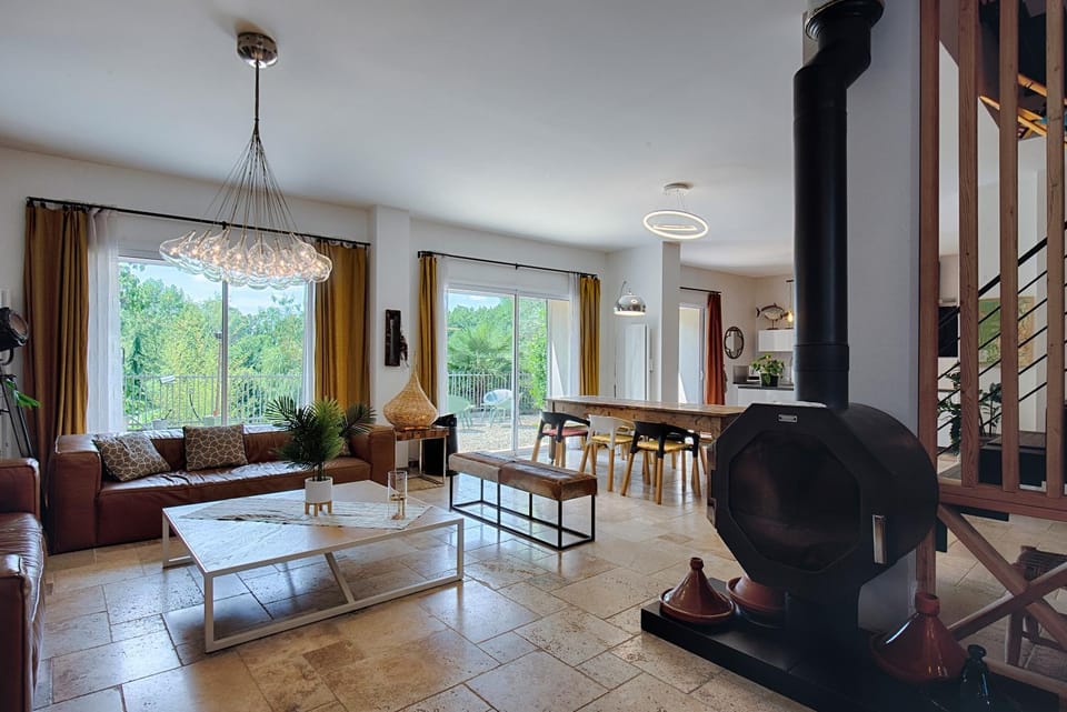 Spring, Off site, Day, Night, Natural landscape, Winter, Summer, Living room, Seating area, Dining area, Autumn, On site, Seasons, Time of day, Location, fireplace