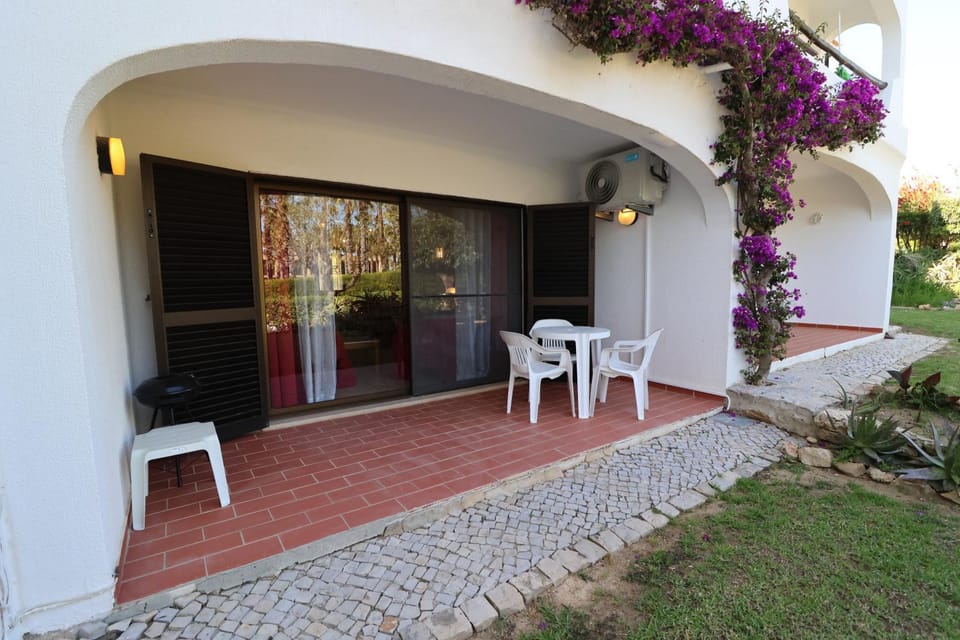 Property building, Patio, Day, Garden, Balcony/Terrace, Garden view