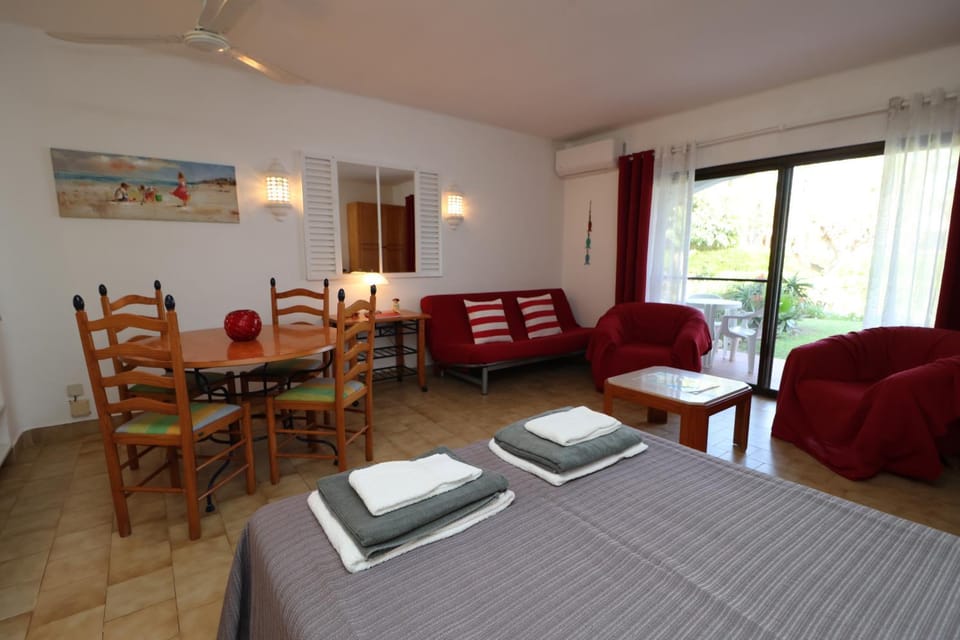 Living room, Dining area, Bedroom, internet, air conditioner