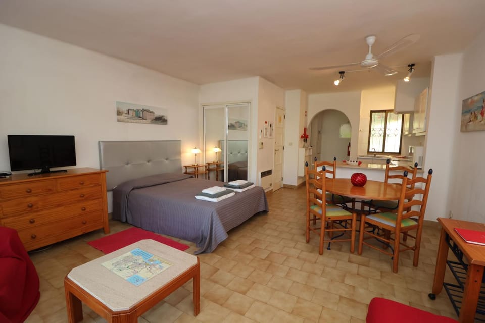 TV and multimedia, Living room, Photo of the whole room, Dining area, Bedroom, hair dresser