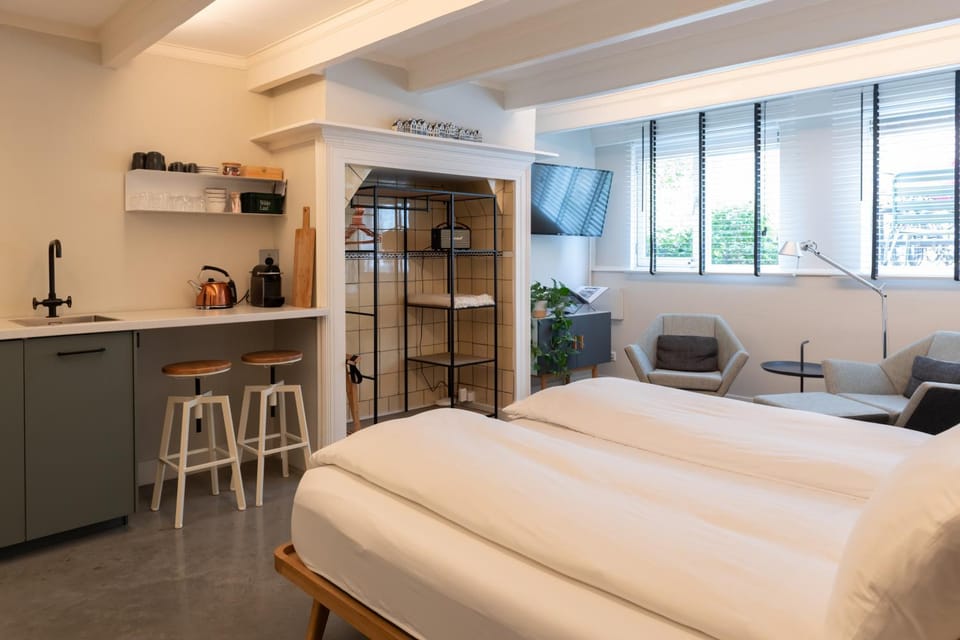 Bed, Kitchen or kitchenette, Photo of the whole room, Seating area