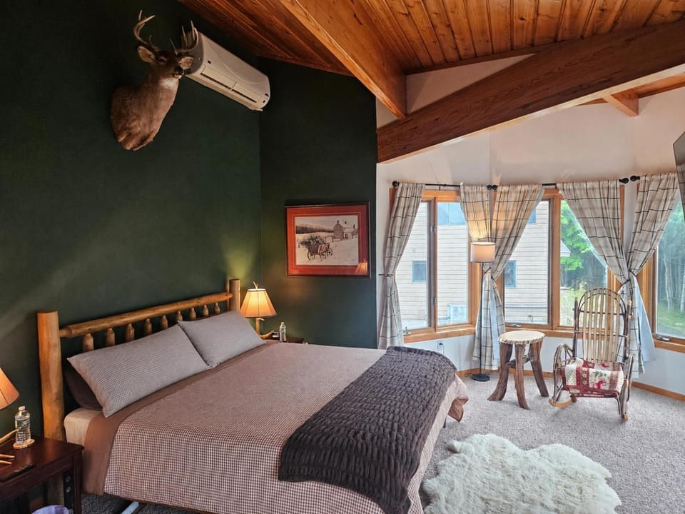 Bear Mountain Lodge. 560 Acre Wooded Estate. House in Maine