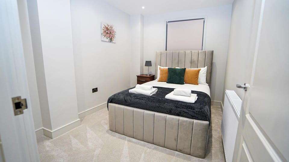 "Easy 2 Manage Royal Penthouse Luxurious Retreat in Slough" Apartment in Slough