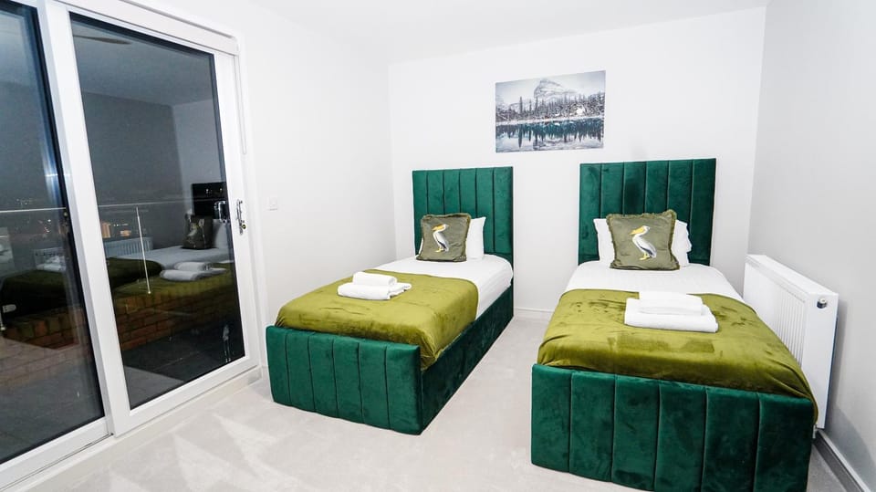 "Easy 2 Manage Royal Penthouse Luxurious Retreat in Slough" Apartment in Slough