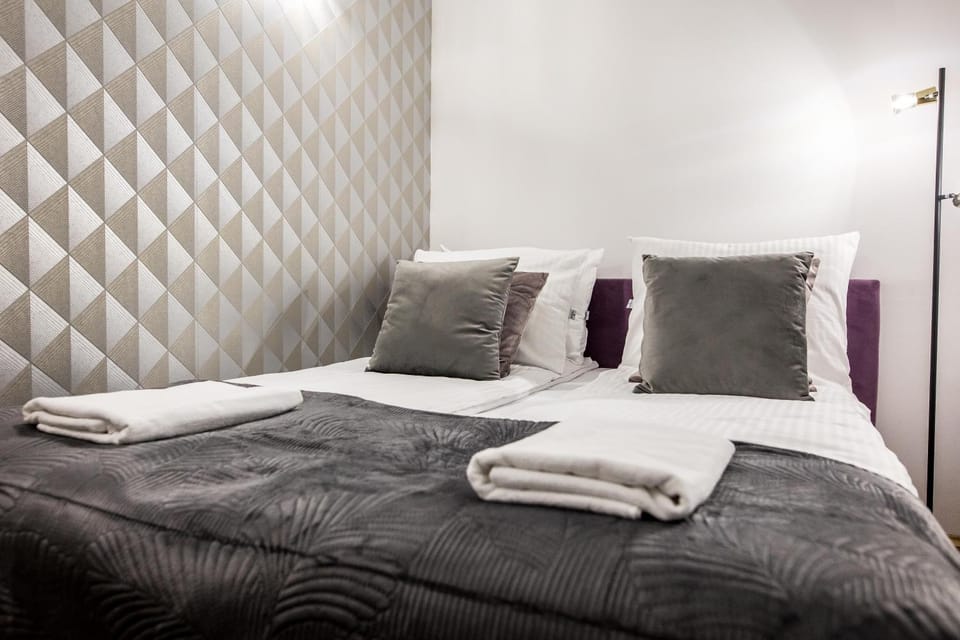 Photo of the whole room, Bedroom, towels