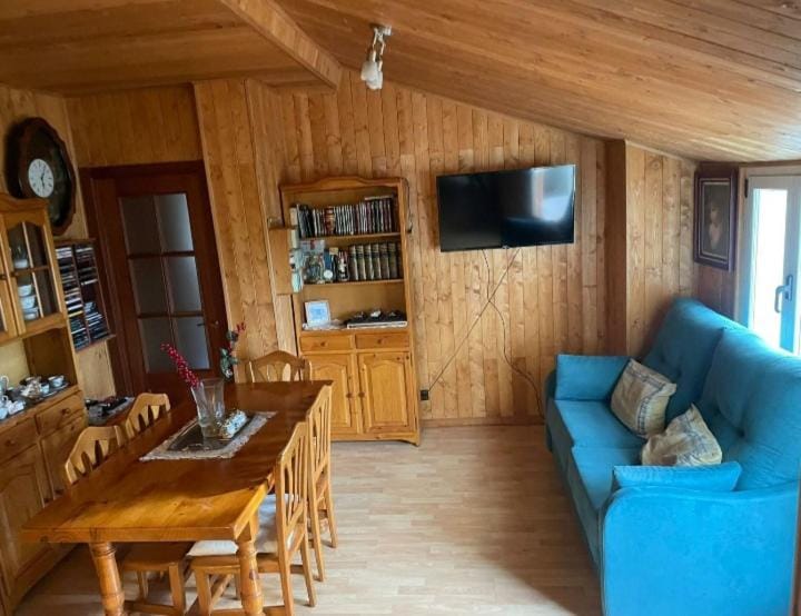 Communal lounge/ TV room, TV and multimedia, Living room, Dining area