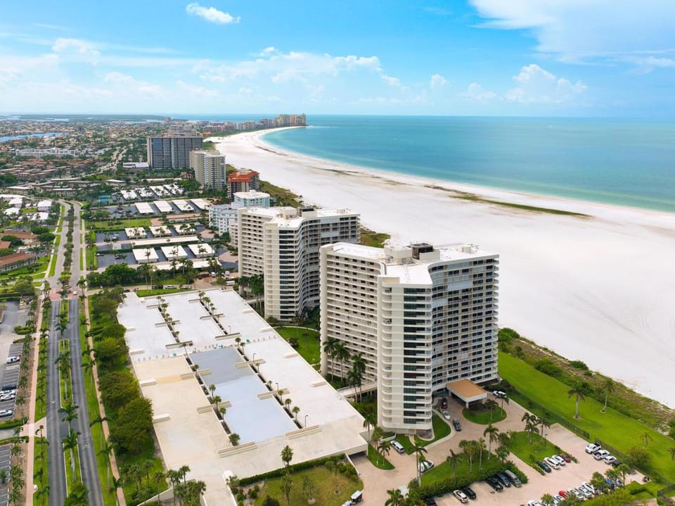 Your Ultimate Sea-Scape , Beachfront 2/2 Apartment in Marco Island