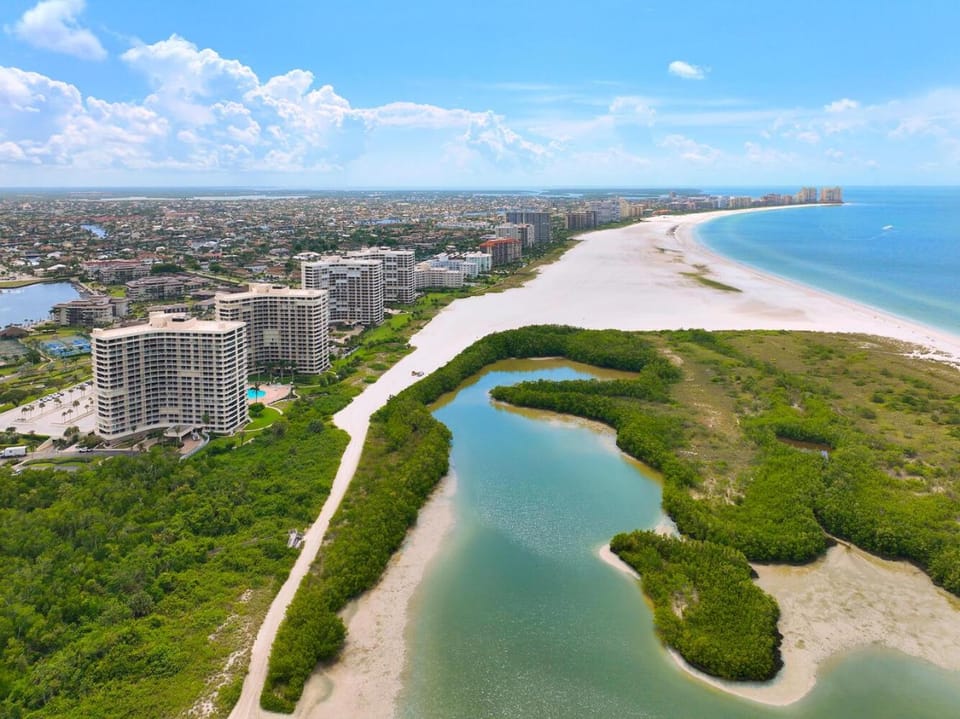 Your Ultimate Sea-Scape , Beachfront 2/2 Apartment in Marco Island