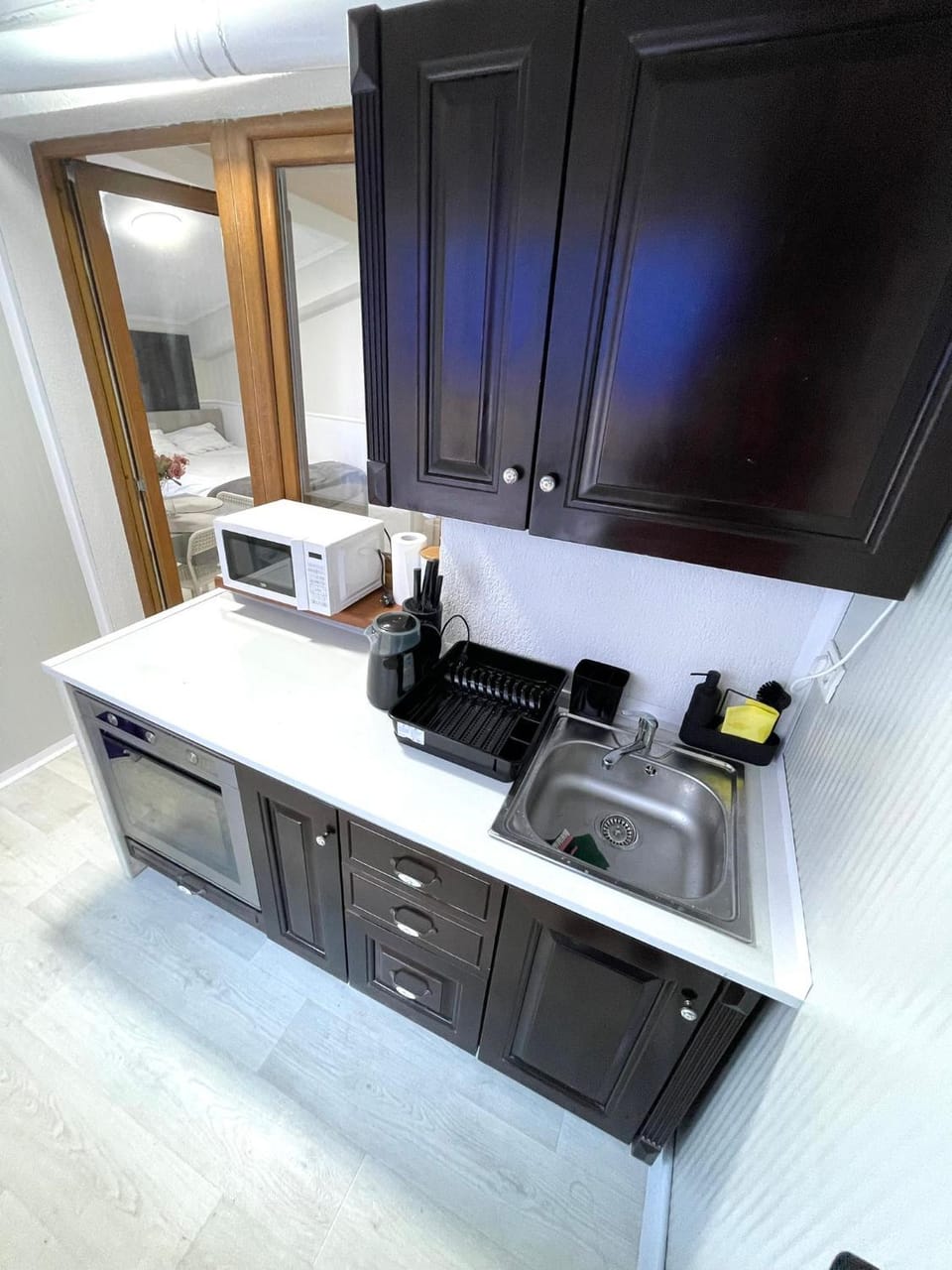 Kitchen or kitchenette, minibar, stove