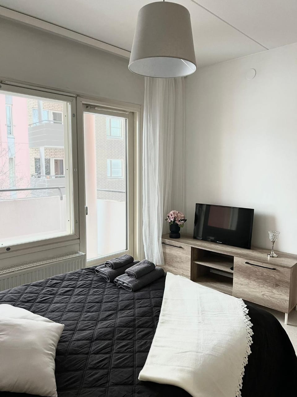 Bed, TV and multimedia, Living room, Photo of the whole room, Seating area, Evening entertainment, Bedroom
