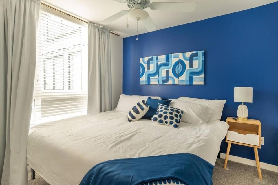 Paid Garage Parking- King Bed-balcony Wd 55" Tv Apartment hotel in Tacoma