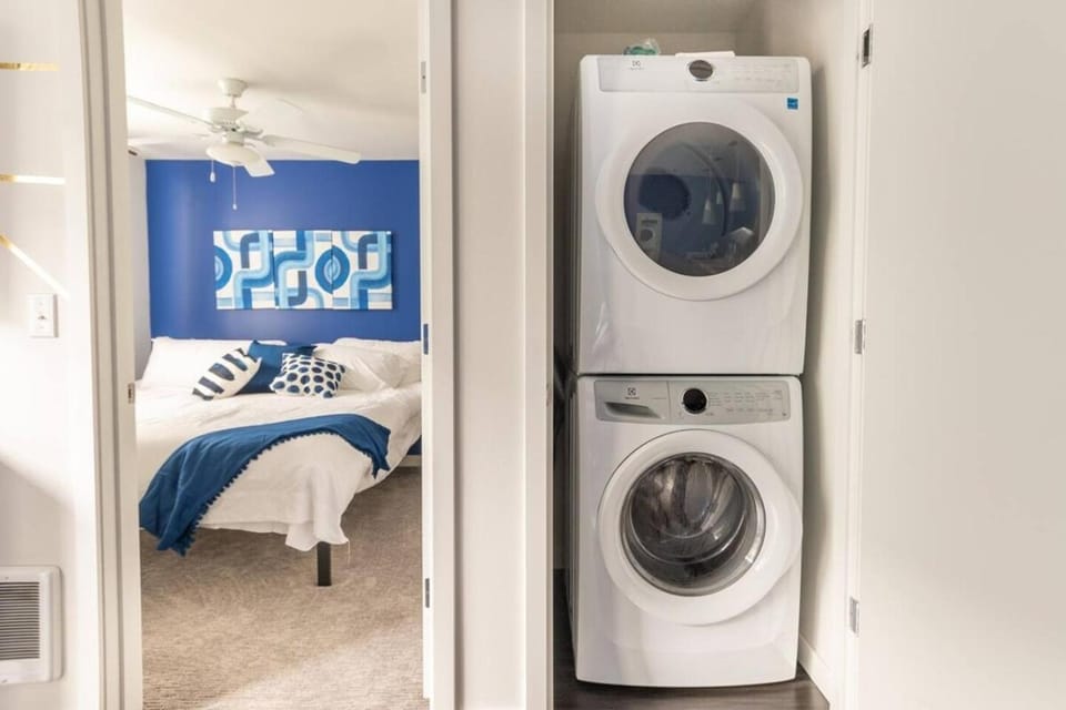 Paid Garage Parking- King Bed-balcony Wd 55" Tv Apartment hotel in Tacoma