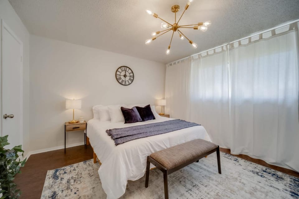 Stunning 4BR 2BA Hot Tub Cozy Holiday Home in Plano House in Plano
