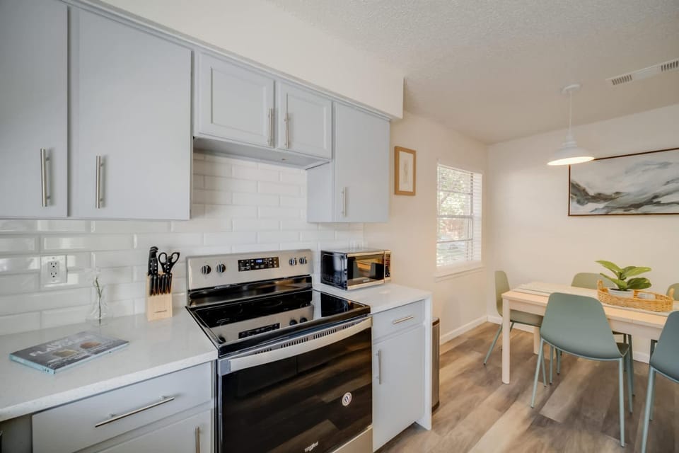 Stunning 4BR 2BA Hot Tub Cozy Holiday Home in Plano House in Plano